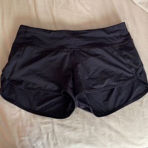 Lululemon women’s speed Short. Size 6. Great condition.